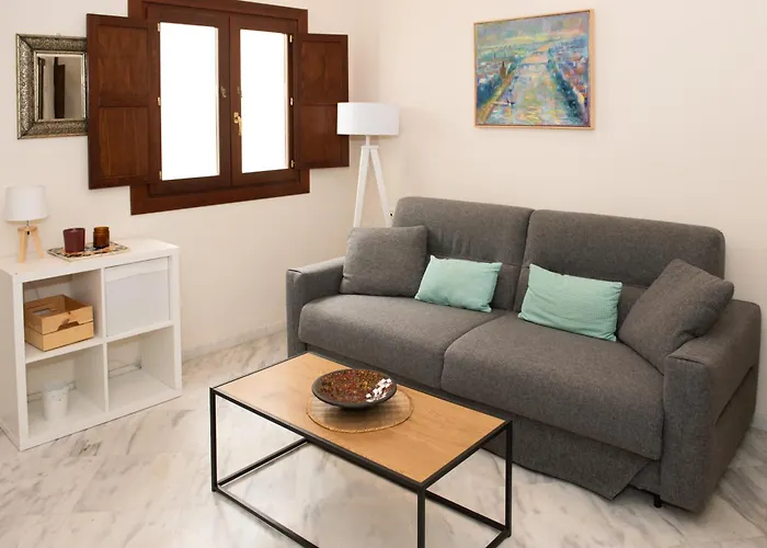 Charming & Quiet Apartment In Plaza Del Salvador